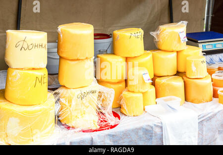 Samara, Russland - 15. September 2018: Süße frische Honig zum Verkauf bereit am traditionellen Bauernmarkt Stockfoto