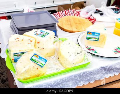 Samara, Russland - 15. September 2018: Frischer Käse zum Verkauf bereit am traditionellen Bauernmarkt Stockfoto