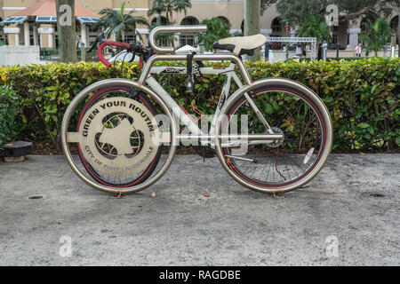 Fort Lauderdale, FL Dezember 15, 2018 Grüne Ihre Routine Fahrradträger hält ein Bike auf dem Weg entlang der New River. Stockfoto