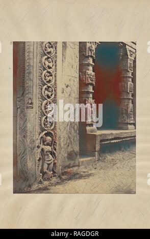 Madura. Säulen in der Vorhalle, versenkt in der Roya Gopurum mit der Basis einer der vier Skulpturen Monolithen neuerfundene Stockfoto
