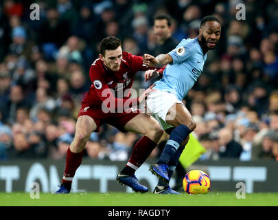 Liverpools Andrew Robertson (links) und Manchester City von Raheem Sterling (rechts) Kampf um den Ball während der Premier League Match an der Etihad Stadium, Manchester. Stockfoto