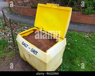 Am Straßenrand Salz und Splitt bin mit Deckel öffnen und bereit für Wenn der Schnee und Eis kommen auf ein Gehäuse setate Stockfoto