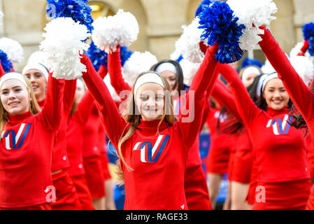 Varsity Spirit alle amerikanischen Cheerleadern am Tag der Londoner New Year's Parade, UK. Mädchen, weibliche Cheerleader durchführen. London 2019 Stockfoto