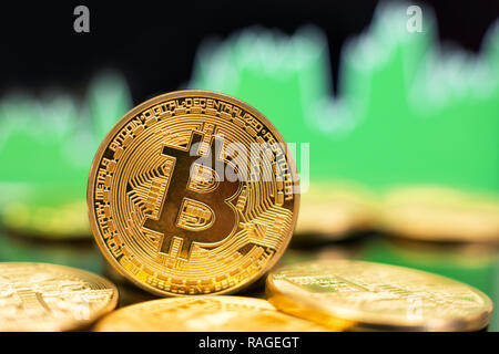 Stapel von Bitcoin Goldmünzen vor einem grünen zinsbullische Trend Chart. Preis steigen. Stockfoto