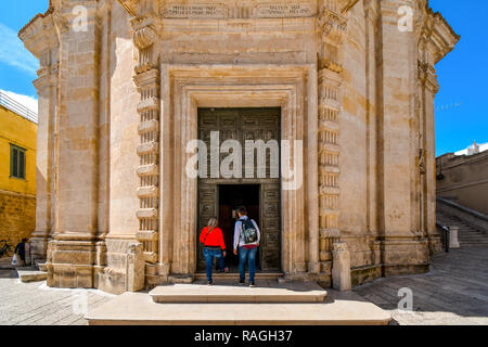 Matera, Italien, 23. September 2018: Ein junger Tourist Paar geben Sie die mittelalterliche Kirche Chiesa del Purgatorio in Matera, Italien Stockfoto