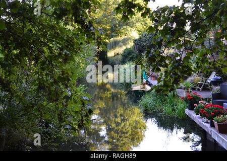 Der Fluss Darent Darenth (oder) im Sommer in Shoreham, Kent, von der Brücke von Mill Lane, auf der Darenth Tal Weg. Künstler Samuel Palmer wohnten in der Nähe Stockfoto