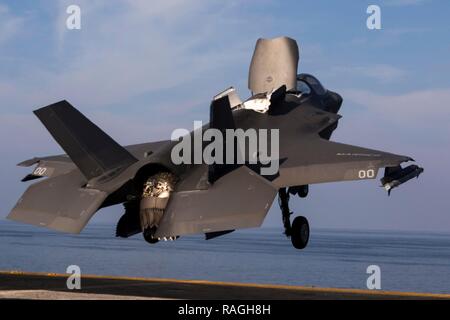 Ein US Marine Corps B F-35 Lightning II Kampfflugzeug aus marinen Stealth Fighter Attack Squadron 211 zieht aus dem Wasp-Klasse amphibisches Schiff USS Essex am 3. Januar 2019, die in den Persischen Golf. Stockfoto