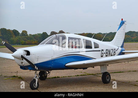 Eine Piper Warrior Light aircraft von Kent und Surrey flying club zu Taxi, Vorbereitung für einen fliegenden Lektion an Ex-RAF-Flughafen Biggin Hill, Kent, England Stockfoto