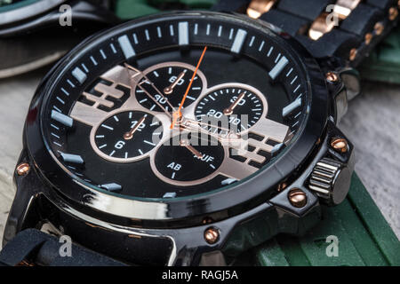 Closeup militärische oder Feld Stil Armbanduhr, Luxus Automatic Armbanduhr für Männer Stockfoto