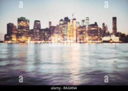 Bild der Skyline von Manhattan bei Sonnenuntergang verschwommen, abstrakten im städtischen Hintergrund, Farbe getonte Bild, New York City, USA. Stockfoto