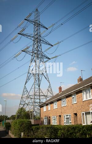 Hochspannungsleitungen vorbei in der Nähe von Wohnungen, West Midlands, UK. Stockfoto