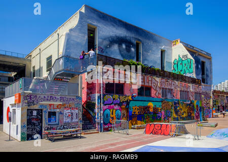 „La Friche la Belle de Mai“, ein schwerer Graffiti-Kulturort mit TV und Kino, in einem gentrifizierenden alten Stadtteil von Marseille. Stockfoto