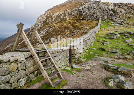 Das ist eine Mauer aus Stein auf der Oberseite des Hasen Lücke in der Mourne Berge in Nordirland Stockfoto