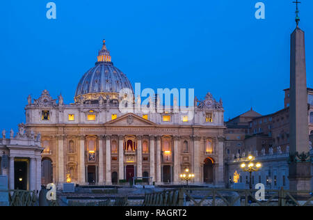 Der Petersplatz, die Basilika bei Nacht, Rom. Stockfoto