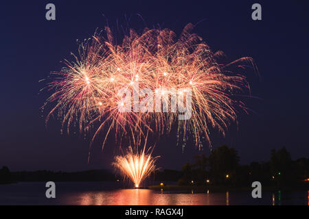 Riesige rosa und orange Feuerwerk in der Nacht über den See duri Stockfoto