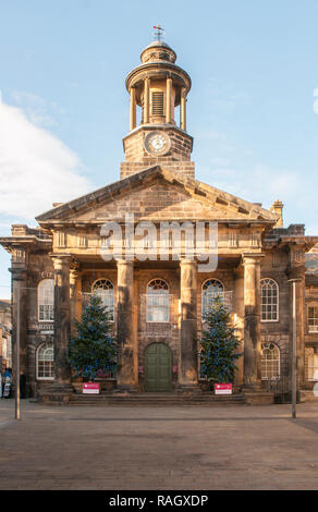 Museum im Marktplatz Lancaster Lancashire England Königreich war das Rathaus bis 1910 und war ein Museum im Jahr 1923 gemacht und ist jetzt Grade ll aufgelistet Stockfoto