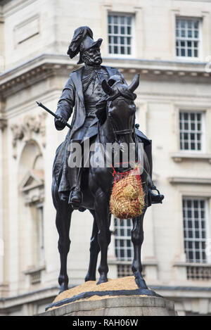 Reiterstatue von Prinz George, Duke of Cambridge, lebensgroßes Denkmal von Adrian Jones, installiert in Whitehall, London. UK. Zusätzlicher Futterbeutel, Nasenbeutel Stockfoto