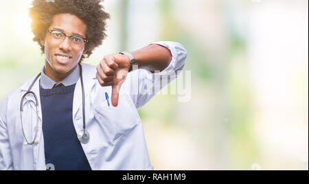 Afro-amerikanische Arzt Mann über isolierte Hintergrund unzufrieden und wütend, Ablehnung und negativ mit Daumen nach unten Geste. Schlechter Ausdruck. Stockfoto