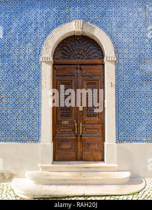 Lissabon - Portugal, Fassade eines Hauses bedeckt mit typischen blauen Kacheln, Azulejos verziert, und die alte Holztür Stockfoto