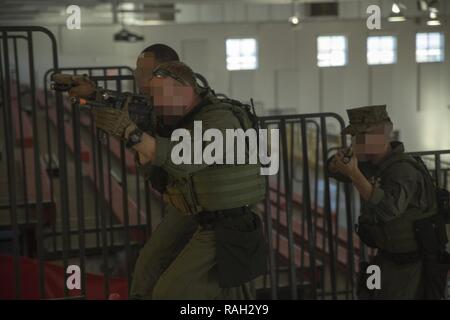 Mitglieder des Besonderen Response Team Suche nach einem Verdächtigen während eines Anti-Terror-/Force Protection Übung auf Parris Island, S.C., Feb 2, 2017. Die Übung simulierte eine aktive Shooter und Geiselnahme und wurde entwickelt, um verschiedene Aspekte der Reaktion auf Notfälle des Depots zu testen. Stockfoto