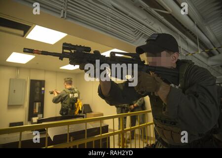 Ein Mitglied der Special Response Team sorgt für Sicherheit während eines Anti-Terror-/Force Protection Übung auf Parris Island, S.C., Feb 2, 2017. Die Übung simulierte eine aktive Shooter und Geiselnahme und wurde entwickelt, um verschiedene Aspekte der Reaktion auf Notfälle des Depots zu testen. Stockfoto