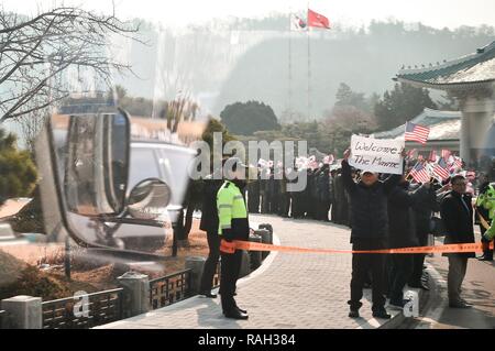 Südkoreaner Linie der Eingang zur Seoul National Friedhof bei einem Besuch von Verteidigungsminister Jim Mattis nach Seoul, Südkorea, Jan. 02, 2017. Stockfoto