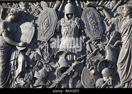 Historische bronze bas-relief mit mythologischen Figuren: Geschichte Aufnahme Jahren, Herrlichkeit mit einem Lorbeerkranz Stockfoto