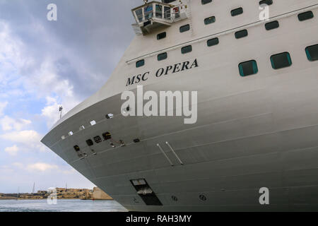 In der Nähe von enchoring MSC Opera cruiser Schiff in den Hafen von Valletta Valletta, Malta. Stockfoto