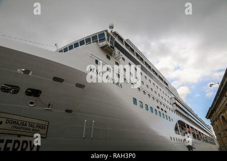 In der Nähe von enchoring MSC Opera cruiser Schiff in den Hafen von Valletta Valletta, Malta. Stockfoto