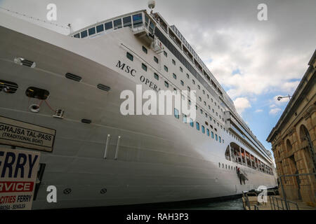 In der Nähe von enchoring MSC Opera cruiser Schiff in den Hafen von Valletta Valletta, Malta. Stockfoto