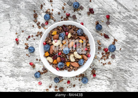 Hausgemachte Schokolade Müsli oder Müsli mit Beeren, getrocknete Früchte und Nüsse. gesundes Frühstück. top View Stockfoto