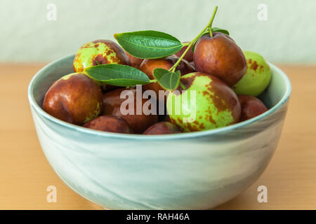 Eine Schale mit frischem Chinesische jujube (Ziziphus jujuba). Stockfoto