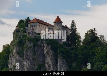 Die Burg von Bled, Slowenien im Sonnenuntergang, mittelalterliche Burg auf einem Felsen Stockfoto