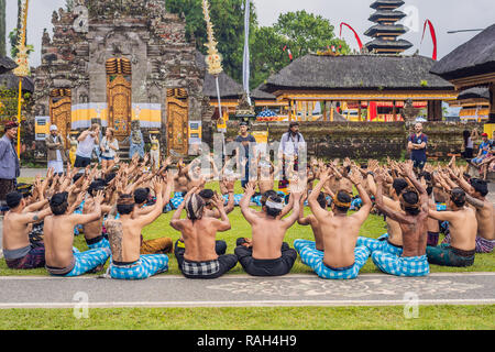 BALI - 2018 Mai 20: Traditioneller Balinesischer Kecak Tanz an Pura Ulun Danu Bratan Stockfoto