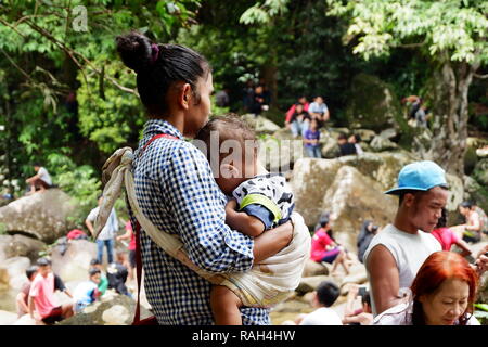 Indonesischen Mutter ihr Kind Holding Stockfoto