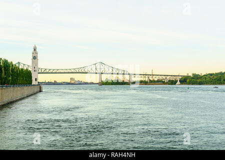 Blick auf den Sankt-Lorenz-Strom, mit dem Uhrturm und die Jacques Cartier Brücke, in Montreal, Quebec, Kanada Stockfoto