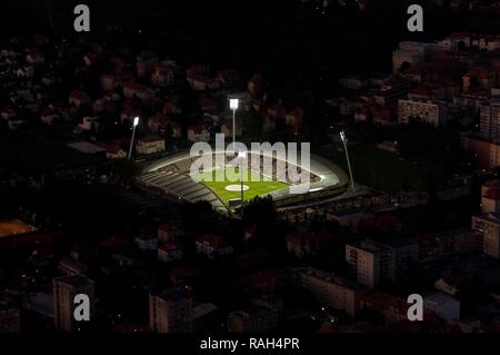 Maribor, Slowenien - 18. August 2011: Ljudski Vrt Arena ist das Heimstadion der NK Maribor Football Club. Luftaufnahme von beleuchteten Fußballstadion in der Abenddämmerung. Stockfoto