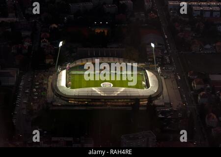 Maribor, Slowenien - 18. August 2011: Ljudski Vrt Arena ist das Heimstadion der NK Maribor Football Club. Luftaufnahme von beleuchteten Fußballstadion in der Abenddämmerung. Stockfoto