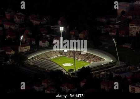 Maribor, Slowenien - 18. August 2011: Ljudski Vrt Arena ist das Heimstadion der NK Maribor Football Club. Luftaufnahme von beleuchteten Fußballstadion in der Abenddämmerung. Stockfoto