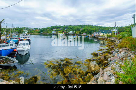 Blick auf die Bucht, Boote und Waterfront Gebäude im Nordwesten Cove, Nova Scotia, Kanada Stockfoto