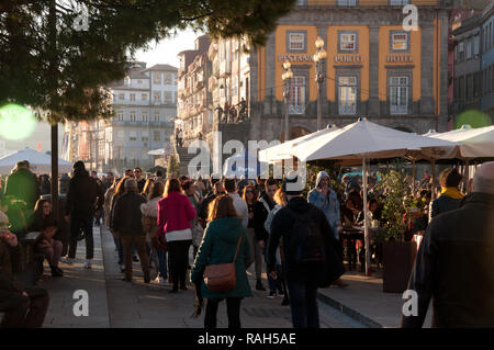 Touristen auf Cais da Ribeira im historischen Zentrum von Porto, Portugal gesehen Stockfoto