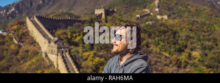 Happy fröhlich freudige touristische Mann an der Chinesischen Mauer, das Spaß am Reisen, lächeln, lachen und tanzen in den Ferien Reise in Asien. Mann Besuchen und Besichtigungen der Chinesischen Ziel BANNER, LANGE FORMAT Stockfoto