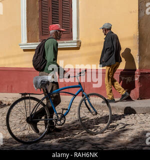 Ältere Mann zu Fuß Fahrrad in Trinidad, Kuba Stockfoto