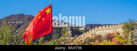 Die große Mauer von China über den Hintergrund und die chinesische rote Flagge Fahne, LANGE FORMAT Stockfoto