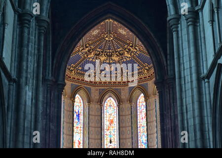 Reich dekoriert und gewölbte Decke Glasfenster kontrastieren mit glatten Stein Wände und Säulen der St. Mary Cathedral in Kilkenny. Stockfoto