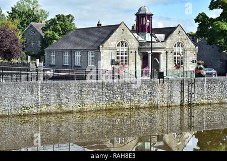 Stadt Kilkenny Niederlassung Bibliothek Gebäude aus Stein mit lila Turm am Ufer des River Nore. Stockfoto