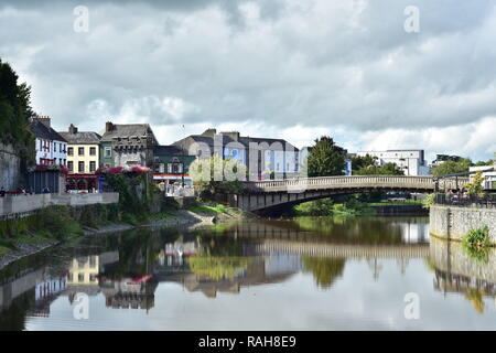 Ruhigen Fluss Nore spiegelt historische Gebäude in Kilkenny auf seiner Oberfläche. Stockfoto