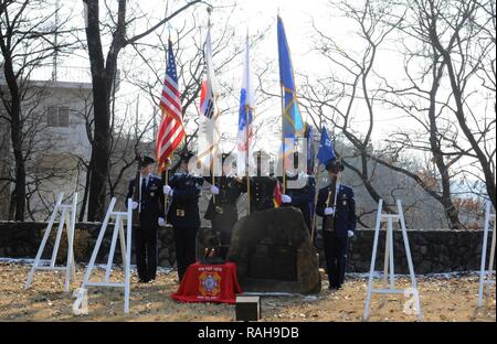 Mitglieder der 51th Fighter Wing Ehrengarde, würdigen, während die 66-jährige Jubiläumsfeier der Schlacht um Hügel 180, die auch als Schlacht von Bajonett Hill bekannt, am Osan Flughafen, Südkorea, Feb 3. Die Zeremonie der heroischen Taten der Soldaten der Easy Company ausgezeichnet, 27 Infanterie Regiment, während der Schlacht um Hügel 180, Feb 7, 1951. Stockfoto