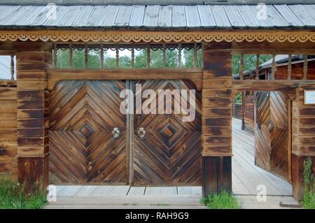 Tor, Holz- Country Estate, Beilegung von Talzy, Irkutsk, Baikalsee, Sibirien, Russische Föderation, Eurasien Stockfoto