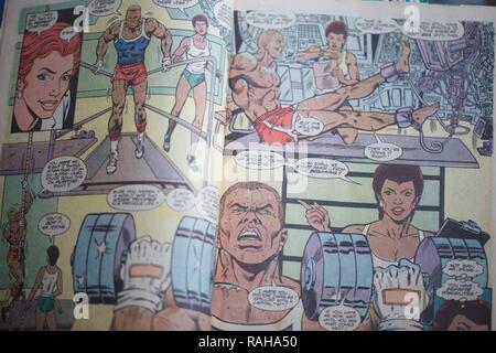 Ein Interieur von Teen Titans superhero Comic Buch mit ein paar schwarzen Zeichen, die von DC Comics produziert. Stockfoto